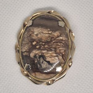 VINTAGE Stone Cameo Shaped Decorative Gold Tone Setting Brooch